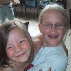 juni 2003 Charlotte en Sharon - Toneelvereniging Plankenkoorts 